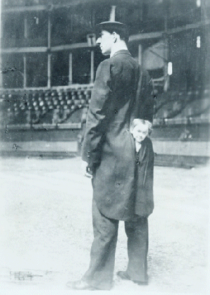 Welsh Giant George Auger with midget Tom Sordie