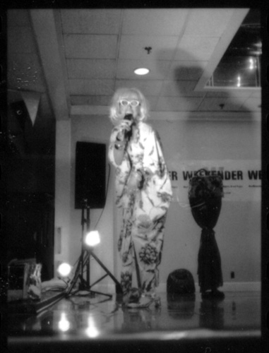 A visit from Lil
 [This photograph is copyright � 2006 James G. Mundie. All rights reserved.]