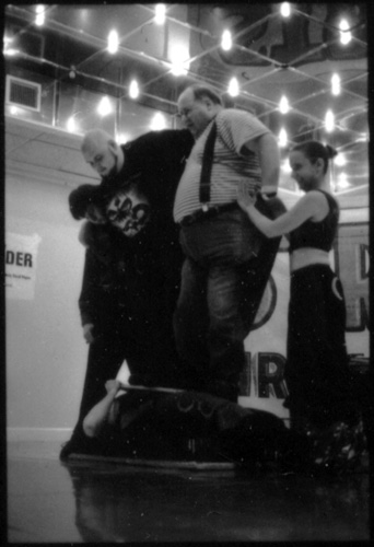 800 pounds of humanity pins Travis to his bed of nails
 [This photograph is copyright � 2006 James G. Mundie. All rights reserved.]